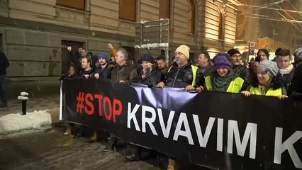 Serbia: migliaia di persone in piazza contro il Presidente Vucic