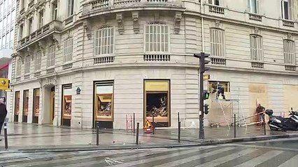 La vie reprend sur les Champs-Elysées