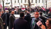 الجالية المصرية في النمسا تستقبل السيسي.. والرئيس يتوقف لرد التحية