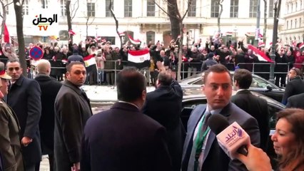 الجالية المصرية في النمسا تستقبل السيسي.. والرئيس يتوقف لرد التحية