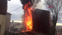 Beyoğlu'nda Gecekonduda Çıkan Yangın Yan Binaya Sıçradı