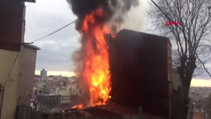Beyoğlu'nda Gecekonduda Çıkan Yangın Yan Binaya Sıçradı