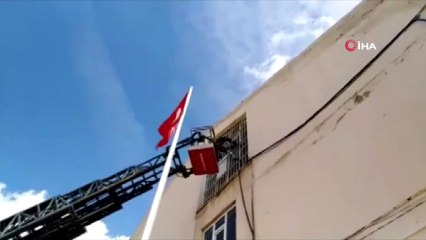 Tellere takılan güvecini itfaiye kurtardı