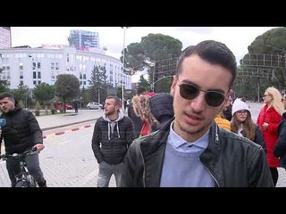 Video herunterladen: Vijon protesta e studentëve para kryeministrisë - Top Channel Albania - News - Lajme