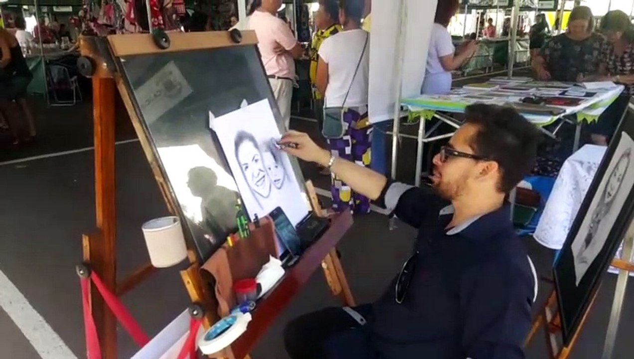 Exposição de fotos é uma das atrações da Feira do Teatro deste domingo