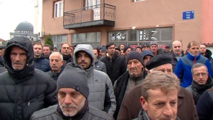 Dhjetëra banorë të Përshefcës në komunën e Tearcës protestojnë kundër bastoreve