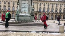 Des pères Noël en gyroroues  défilent place Stanislas