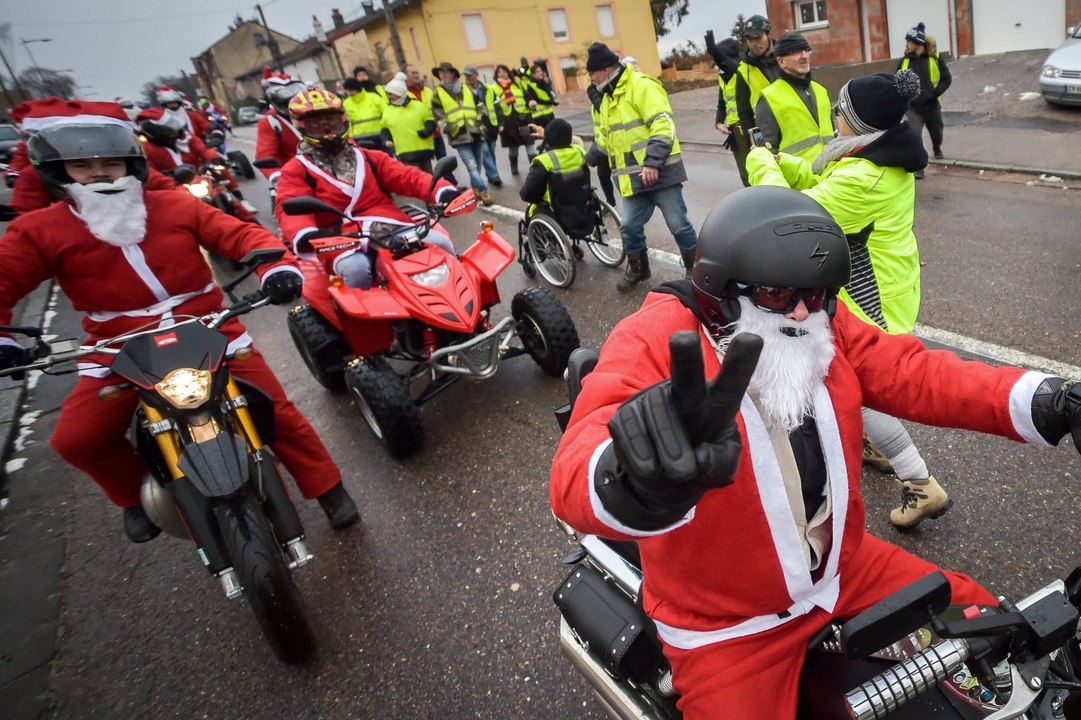 Golbey  : les Gilets Jaunes chantent une Marseillaise en fin de marche