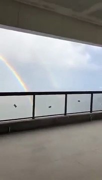 Une vue d'un arc-en-ciel complet à couper le souffle !