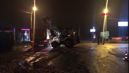 Bursa Tır'ın Dorsesinin Kapağı Açıldı Tonlarca Hamsi Yola Döküldü