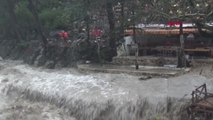 Antalya Kemer'de Restoranı Su Bastı Yola Kayalar Düştü