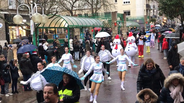 Saint-Lô. Le Père Noël avait des parapluies dans sa hotte