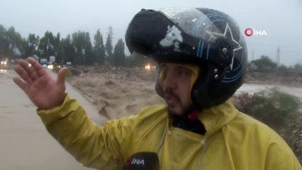 Antalya'da sağanak yağmur etkili oluyor: Köprü ulaşıma kapandı, seraları su bastı