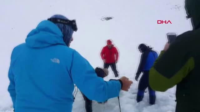 Rize Buz Tutan Gölü Kırıp İçinde Yüzme Şenliği Düzenlediler