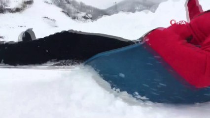 - Karda kamyonete bağladıkları leğenle kaydılar