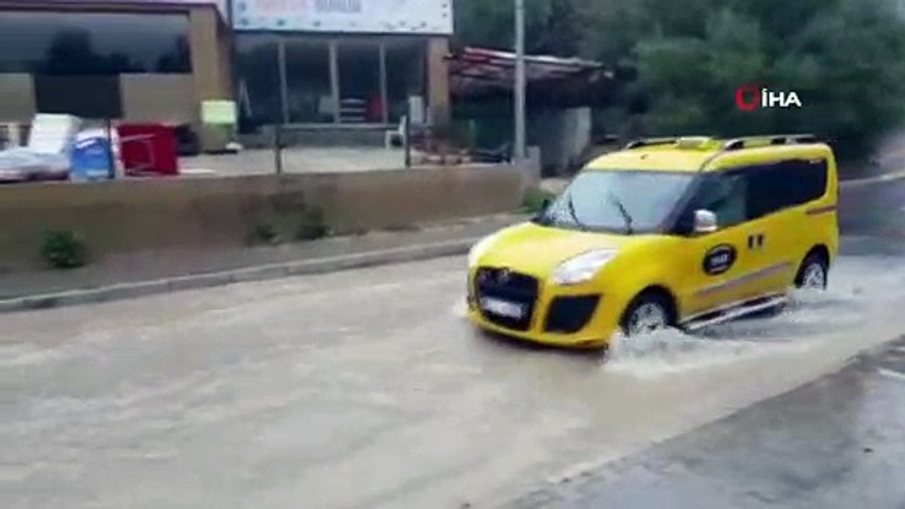 - Sağanak yağmur ve fırtına Kuşadası’nda etkili oluyor