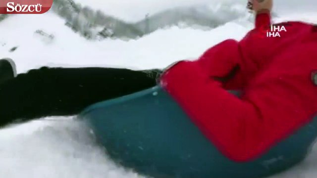 Karda kamyonete bağladıkları leğenle kaydılar