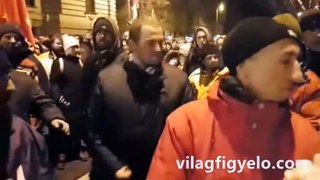 Részeg agresszív tüntető kiemelése a tömegből - 2018.12.16