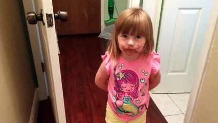 Adorable : cette petite insiste, elle n'a pas mangé de chocolat