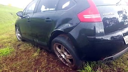 Carro salta da rodovia para a via marginal da BR-277