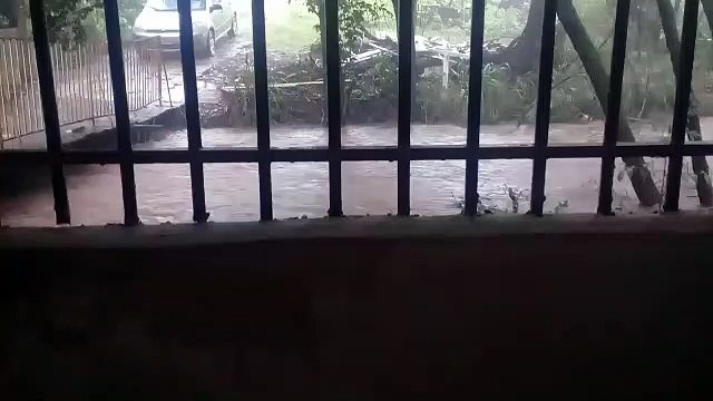 Rio que passa no Bairro Cancelli quase transborda com a força da água