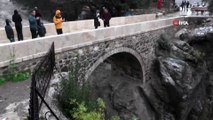 Antalya'da sağanak yağmur etkili oluyor: Köprü ulaşıma kapandı, seraları su bastı