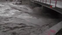 Antalya'da Sağanak Yağmur Etkili Oluyor: Köprü Ulaşıma Kapandı, Seraları Su Bastı