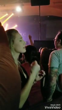 Elle signe les paroles d'une chanson en concert à son père sourd !