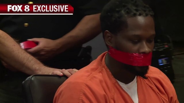 Prisonnier bâillonné au scotch au procès sur ordre du Juge !