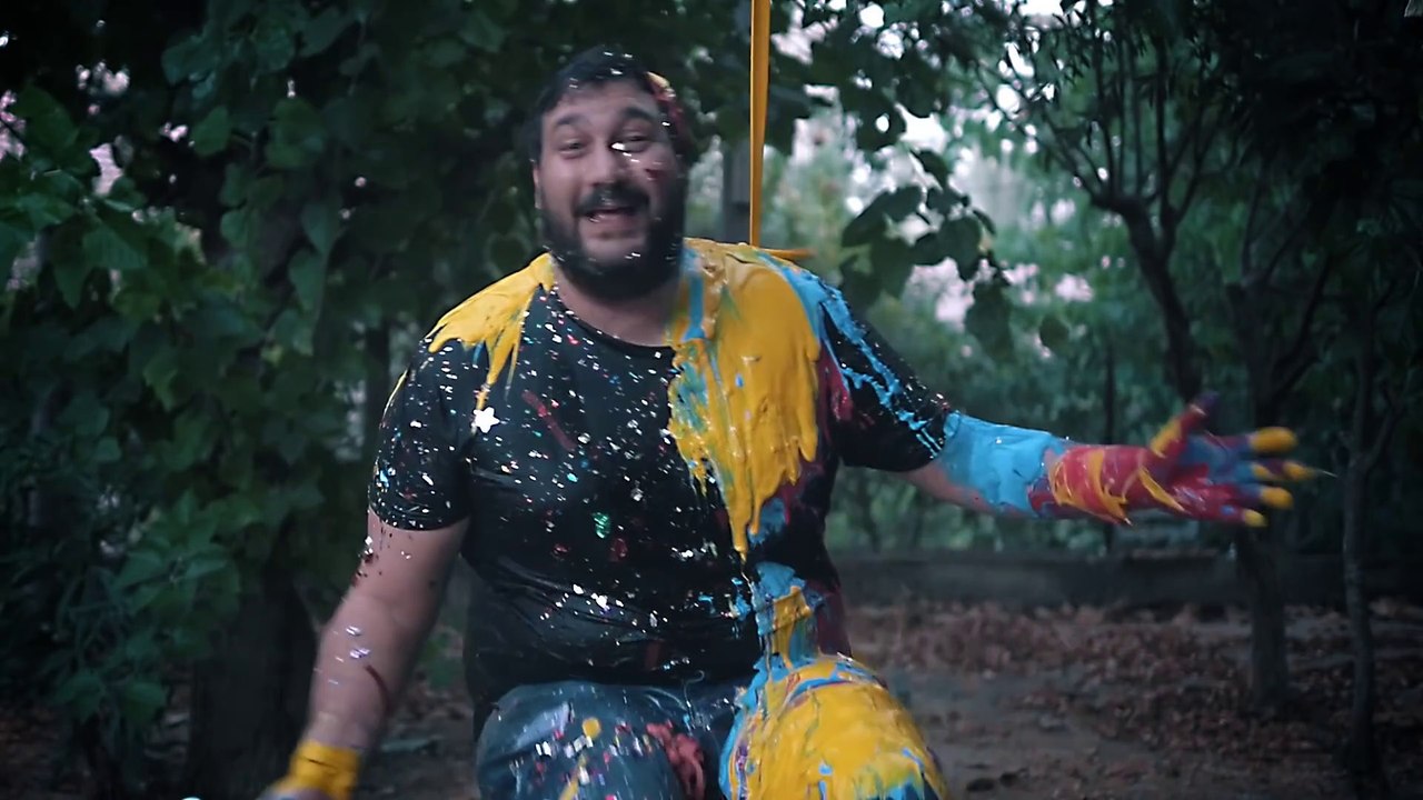 Il chante recouvert de déchets et peinture !