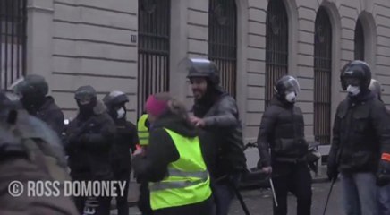 Fransız polis tam müdahale ederken eylemci tanıdık çıkarsa