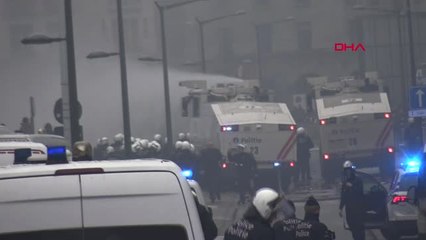 Brüksel'de Göçmen Karşıtları AB Komisyonu Binasına Girmeye Çalıştı