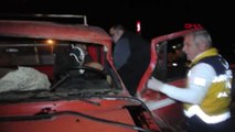 Yön Levhasına Çarpan Kamyonetin Sürücüsü Yaralandı