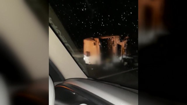 고속도로서 화물차 전복...빙판길 추돌 잇따라 / YTN