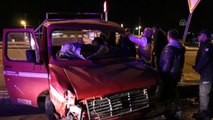 Araçta Sıkışan Sürücüyü Ambulans Şoförü Kurtardı