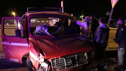Araçta Sıkışan Sürücüyü Ambulans Şoförü Kurtardı