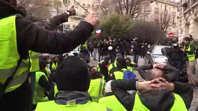 Los chalecos amarillos vuelve a salir a las calles de París