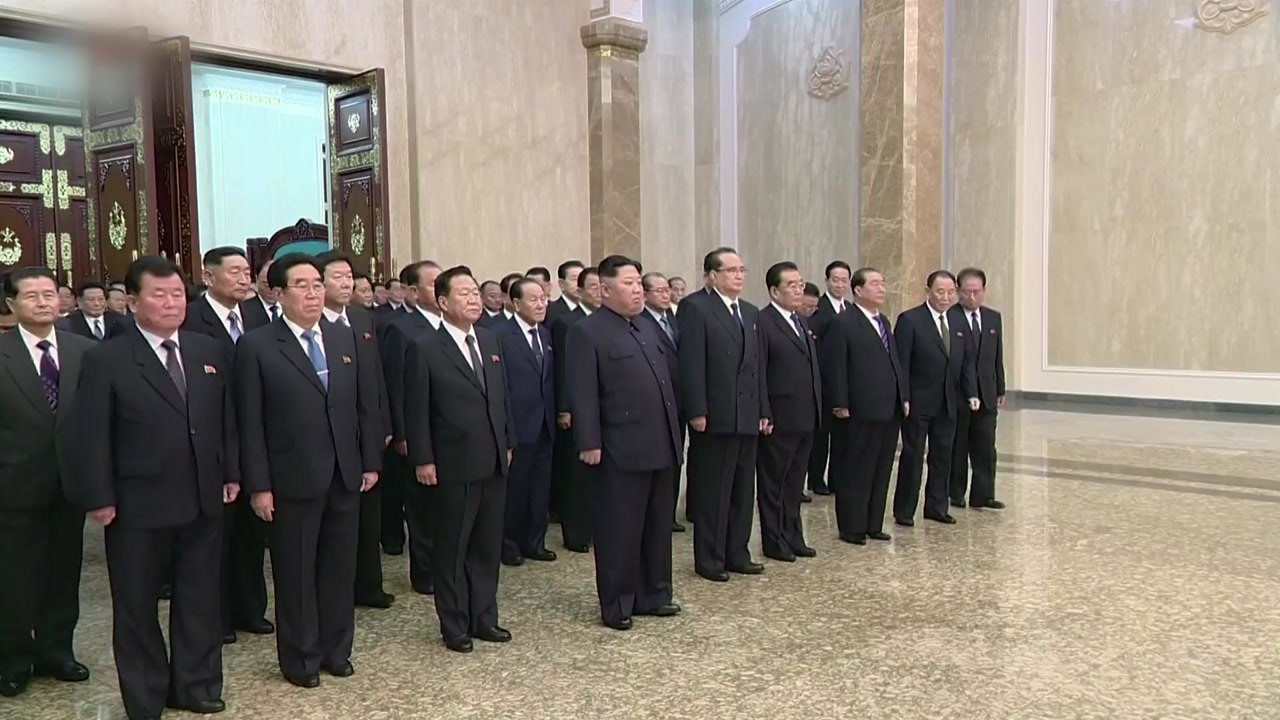 김정은, 금수산 궁전 참배...2주 만에 공개활동 / YTN