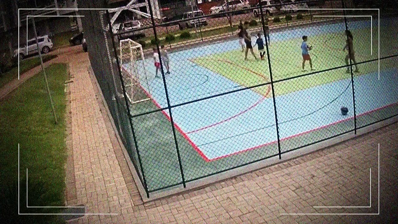 Moradores querem impedir casal que segurou menino para filho agredir de entrar em prédio