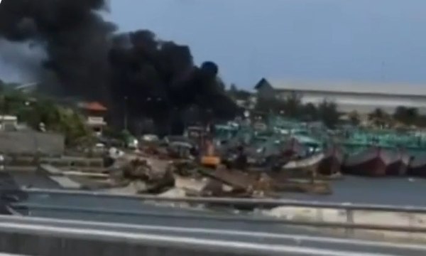 Bersandar di Pelabuhan Benoa, 3 Kapal Pencari Ikan Terbakar