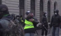 Fransa'da eylem sırasında polis ile protestocunun selamlaştığı anlar kameraya böyle yansıdı
