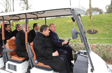Cumhurbaşkanı Erdoğan Esenler'de Millet Bahçesini Gezdi; Şarkıya Eşlik Etti