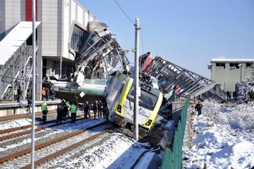 Download Video: Son Dakika! Ankara'daki Tren Kazasında Gözaltına Alınan 3 TCDD Personeli Adliyeye Sevk Edildi