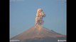شاهد: ثوران بركان في المكسيك.. حمم ودخان يصل ارتفاعه إلى 2.5 كلم في السماء