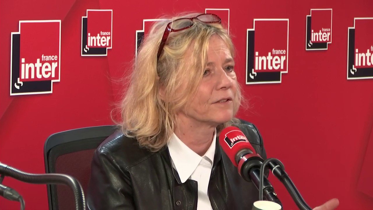 Florence Aubenas, journaliste au Monde, auteur d'une enquête sur les "gilets jaunes" : "Ils ont déjà l'impression d'avoir retrouvé sur les rond-points une place qu'ils n'avaient plus dans la vie"