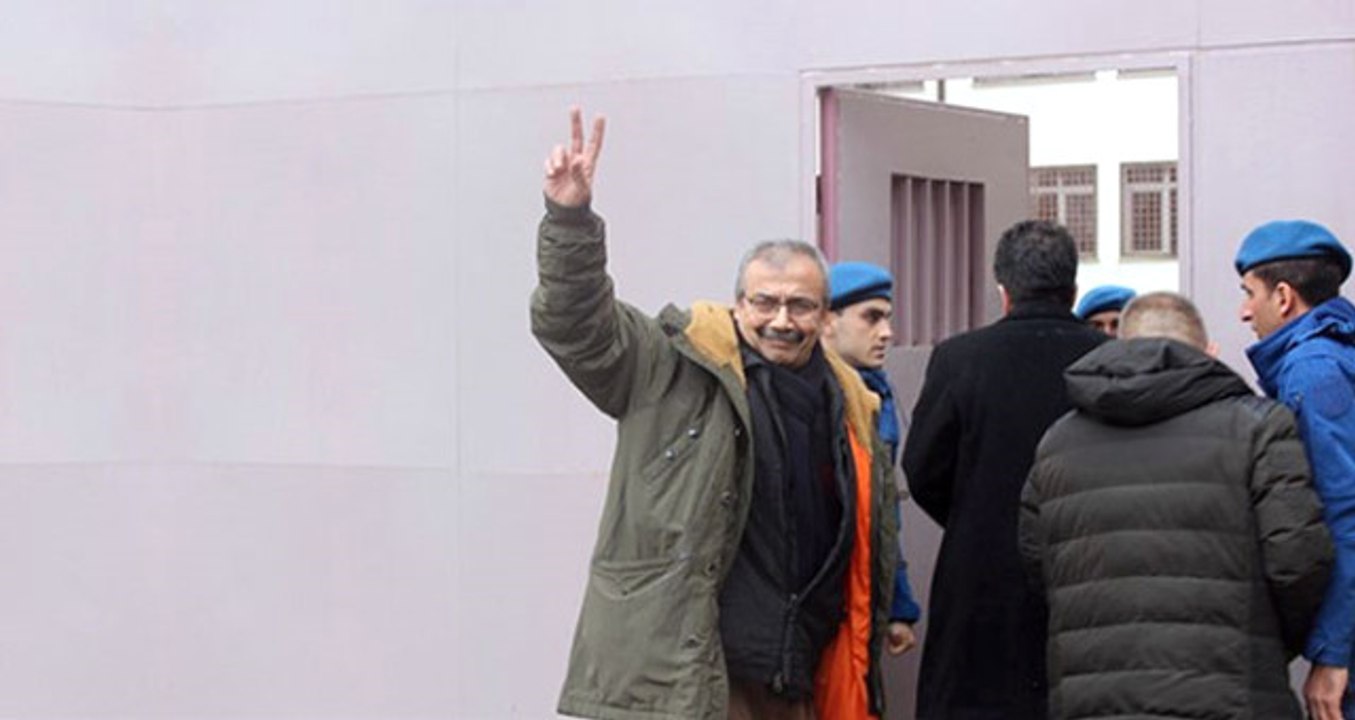 Sırrı Süreyya Önder, Roman Yazmak İçin Tek Kişilik Hücrede Kalmak İstedi