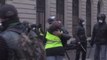 Sarı Yelekli Gösterici, Protestoya Müdahale Eden Polisin Arkadaşı Çıktı