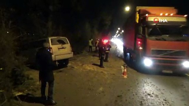 Kontrolden çıkan cip ağaçlara çarparak durabildi