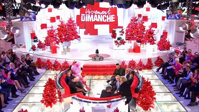 Muriel Robin débarque par surprise sur le plateau de Vivement dimanche sur France 2 - Regardez