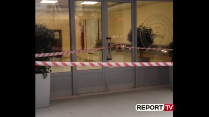 Report TV - Studentët i vendosin shiritin Fakultetit të Drejtësisë, bllokohet mësimi